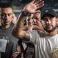 Neymar acena aos adeptos do Santos na Vila Belmiro