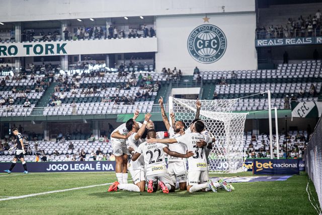 Avançado cedido pelo FC Porto marca e Santos garante regresso ao Brasileirão