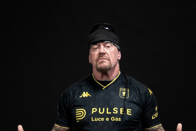 Génova lança equipamento novo com a ajuda de... Undertaker