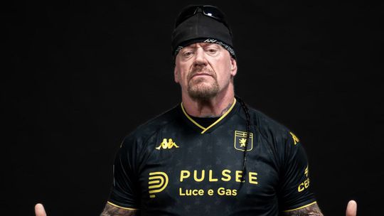 Génova lança equipamento novo com a ajuda de... Undertaker