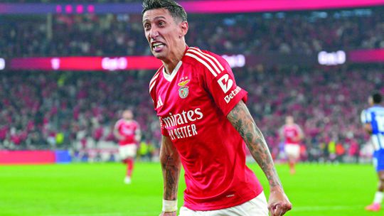 PSG recorda «livre inteligente» de Di María... e o avançado do Benfica gostou