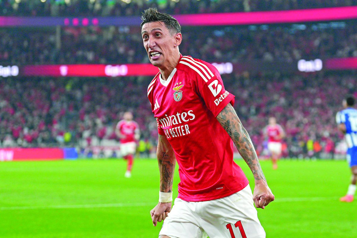 PSG recorda «livre inteligente» de Di María... e o avançado do Benfica gostou