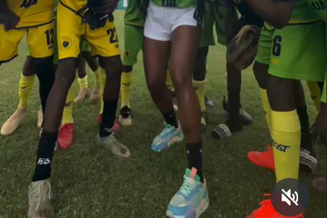 Jovens jogadores do Kiala FC, de Angola