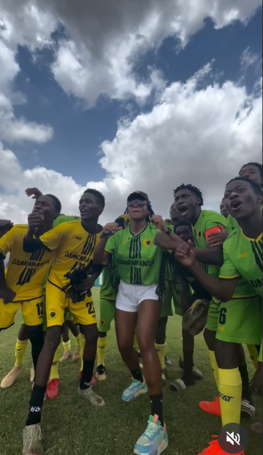 Jovens jogadores do Kiala FC, de Angola