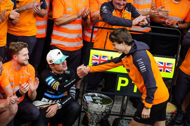 Piastri a dar os parabéns a Norris pela vitória no GP do Brasil