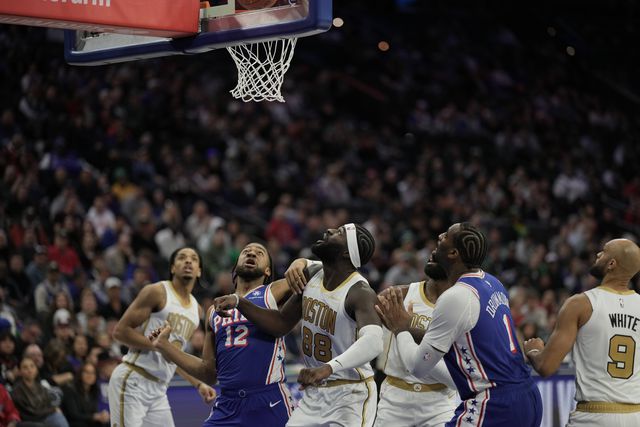 Neemias Queta em luta com Trendon Watford por um ressalto no jogo Philadelphia 76ers-Boston Celtics