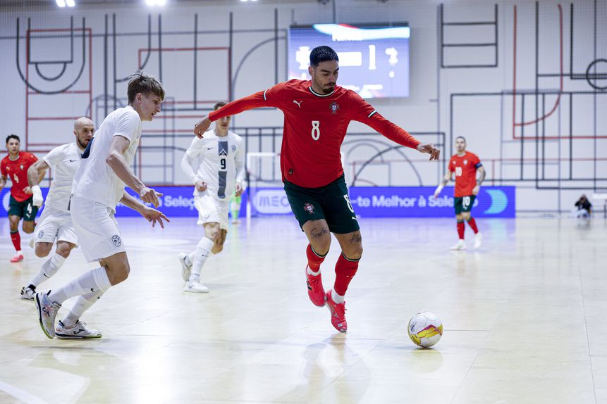 Erick Mendonça a tentar ultrapassar o adversário. Foto: FPF