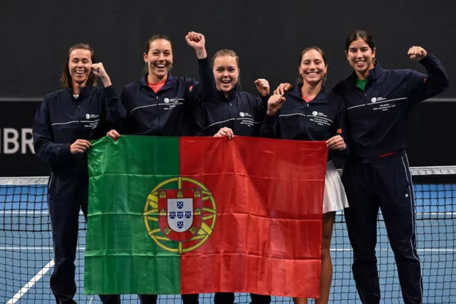 Quatro tenistas portuguesas a representar o país no BJKC e a selecionadora - Foto: ITFTennis