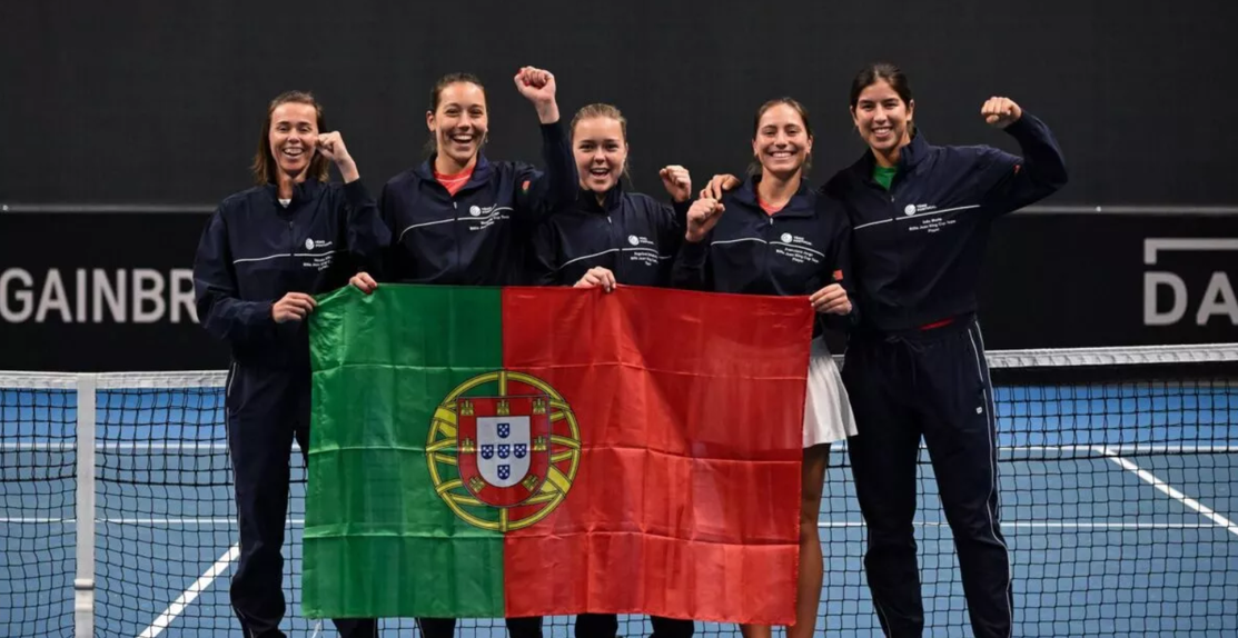 Quatro tenistas portuguesas a representar o país no BJKC e a selecionadora - Foto: ITFTennis