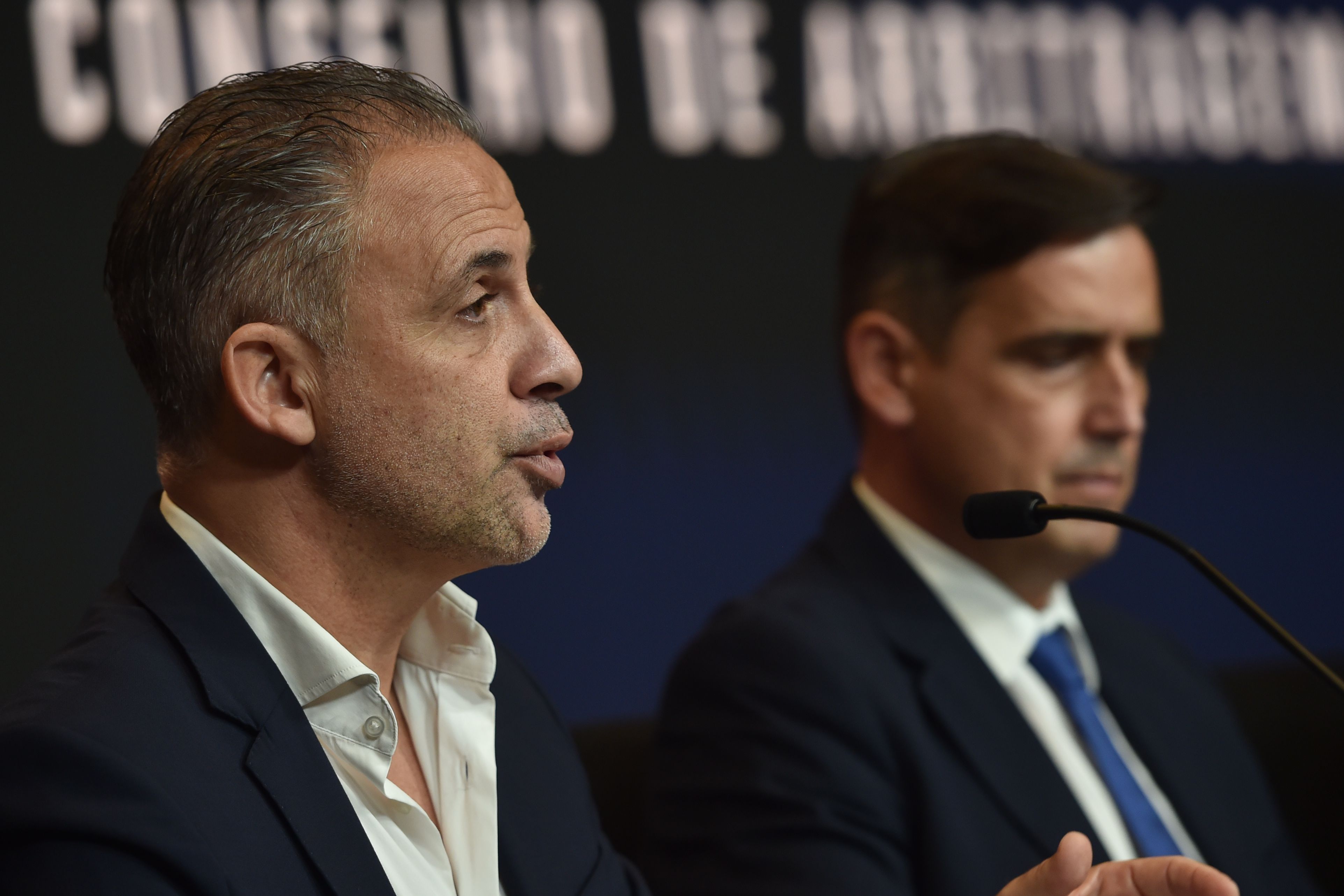 Duarte Gomes e Luciano Gonçalves falaram dos desafios da arbitragem — Foto: Miguel Nunes