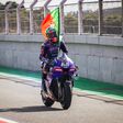 Miguel Oliveira com a bandeira de Portugal após o seu último GP em Portimão