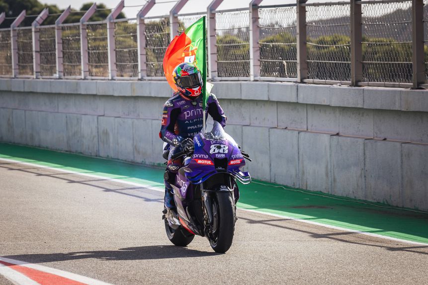Miguel Oliveira com a bandeira de Portugal após o seu último GP em Portimão