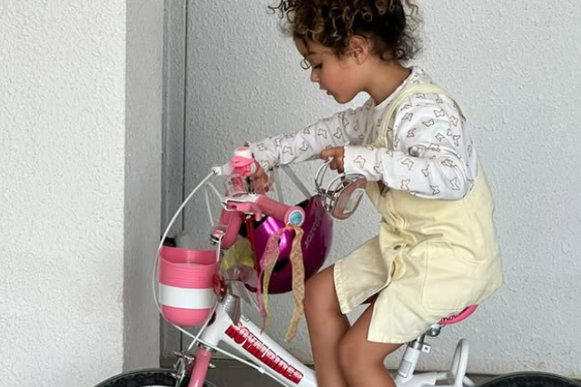 Alana e um dos presentes de aniversário - Foto: Cristiano Ronaldo/Instagram