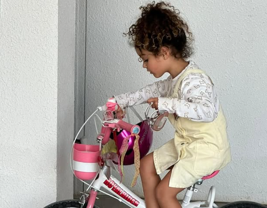 Alana e um dos presentes de aniversário - Foto: Cristiano Ronaldo/Instagram