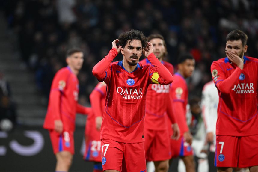 Vitinha a representar o PSG e com a braçadeira de capitão