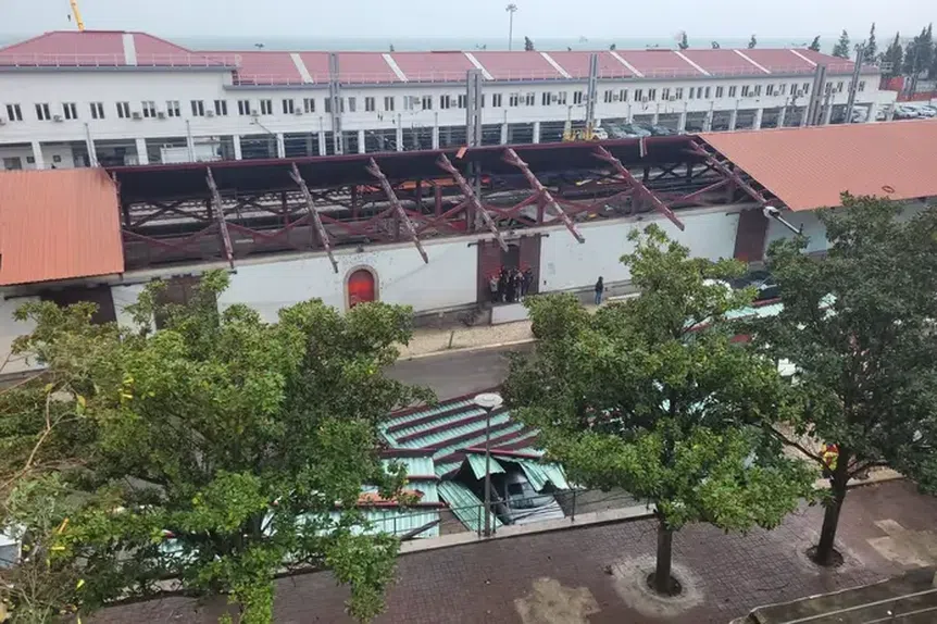 Imagem do telhado que voou recolhida pela estação televisiva SIC