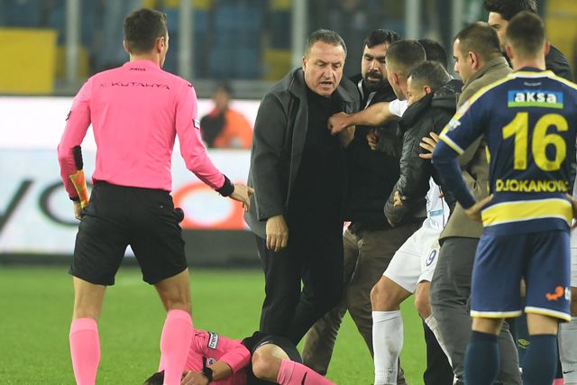 Presidente que agrediu árbitro pede desculpa e demite-se