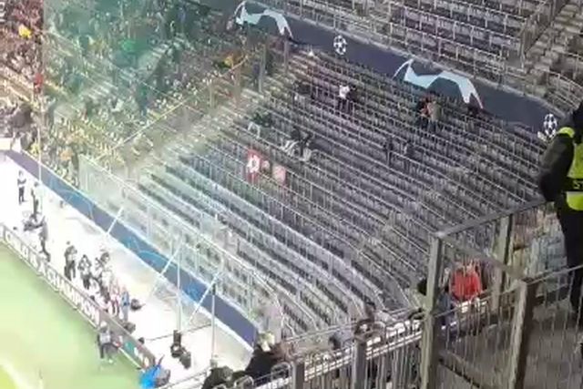 Há adeptos do Benfica nas bancadas