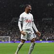Oficial: Tottenham estende contrato de Udogie até 2030