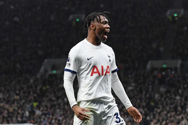 Oficial: Tottenham estende contrato de Udogie até 2030