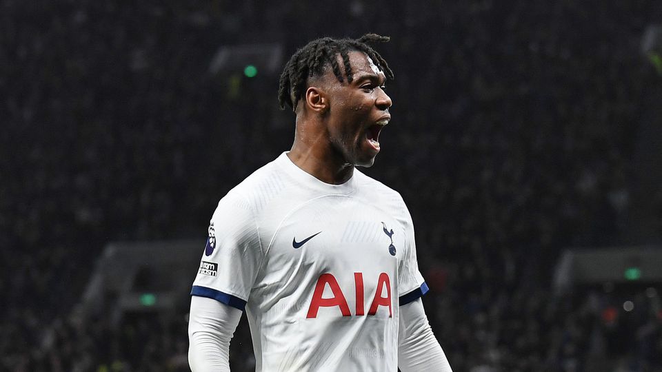 Oficial: Tottenham estende contrato de Udogie até 2030