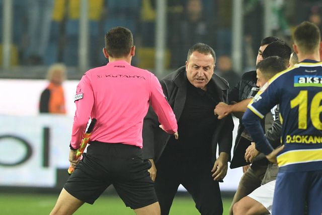 Presidente depois de agredir árbitro na Turquia: «O murro que dei não lhe vai causar fraturas»