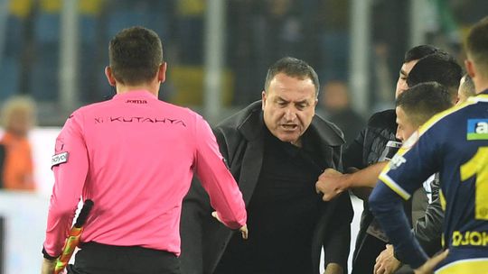 Presidente depois de agredir árbitro na Turquia: «O murro que dei não lhe vai causar fraturas»