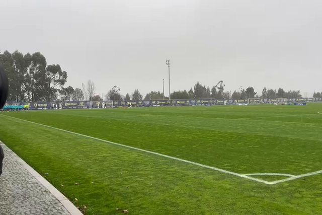 FC Porto prepara jogo com o Shakhtar à chuva
