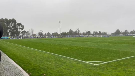 FC Porto prepara jogo com o Shakhtar à chuva