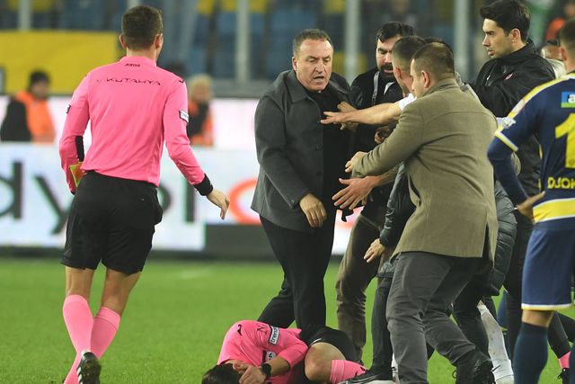Agressão a árbitro internacional suspende futebol turco (vídeo)