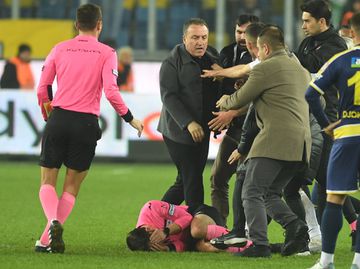 Agressão a árbitro internacional suspende futebol turco (vídeo)