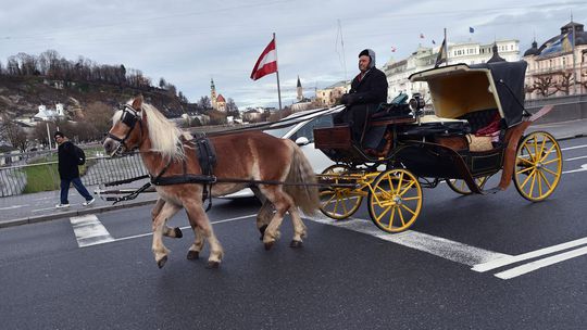 Salzburgo vestida de vermelho  mas não para apoiar o Benfica (fotos)