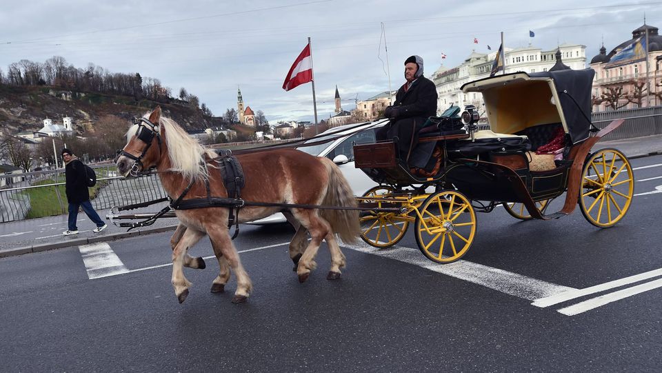 Salzburgo vestida de vermelho  mas não para apoiar o Benfica (fotos)