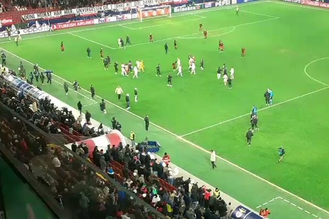 Jogadores do Benfica agradecem apoio dos adeptos em Salzburgo