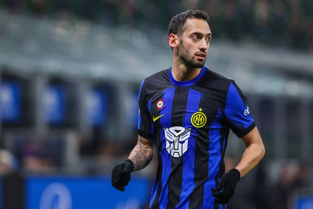 Calhanoglu reage à agressão do árbitro turco: «Um golpe para a humanidade»