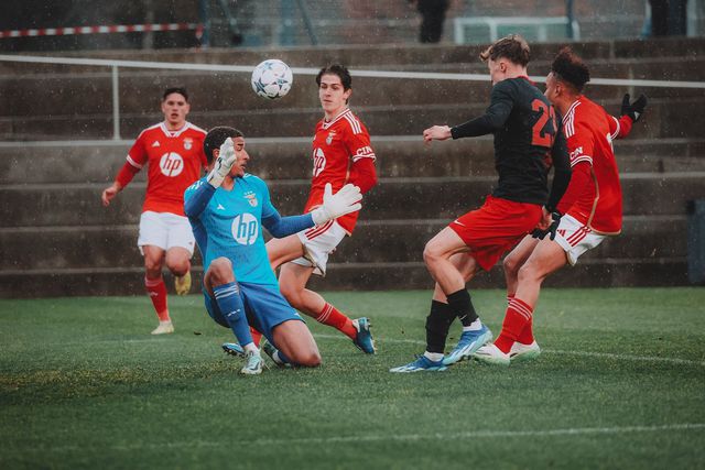 Benfica perde com o Salzburgo e está fora da UEFA Youth League