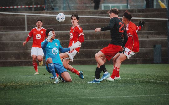 Benfica perde com o Salzburgo e está fora da UEFA Youth League