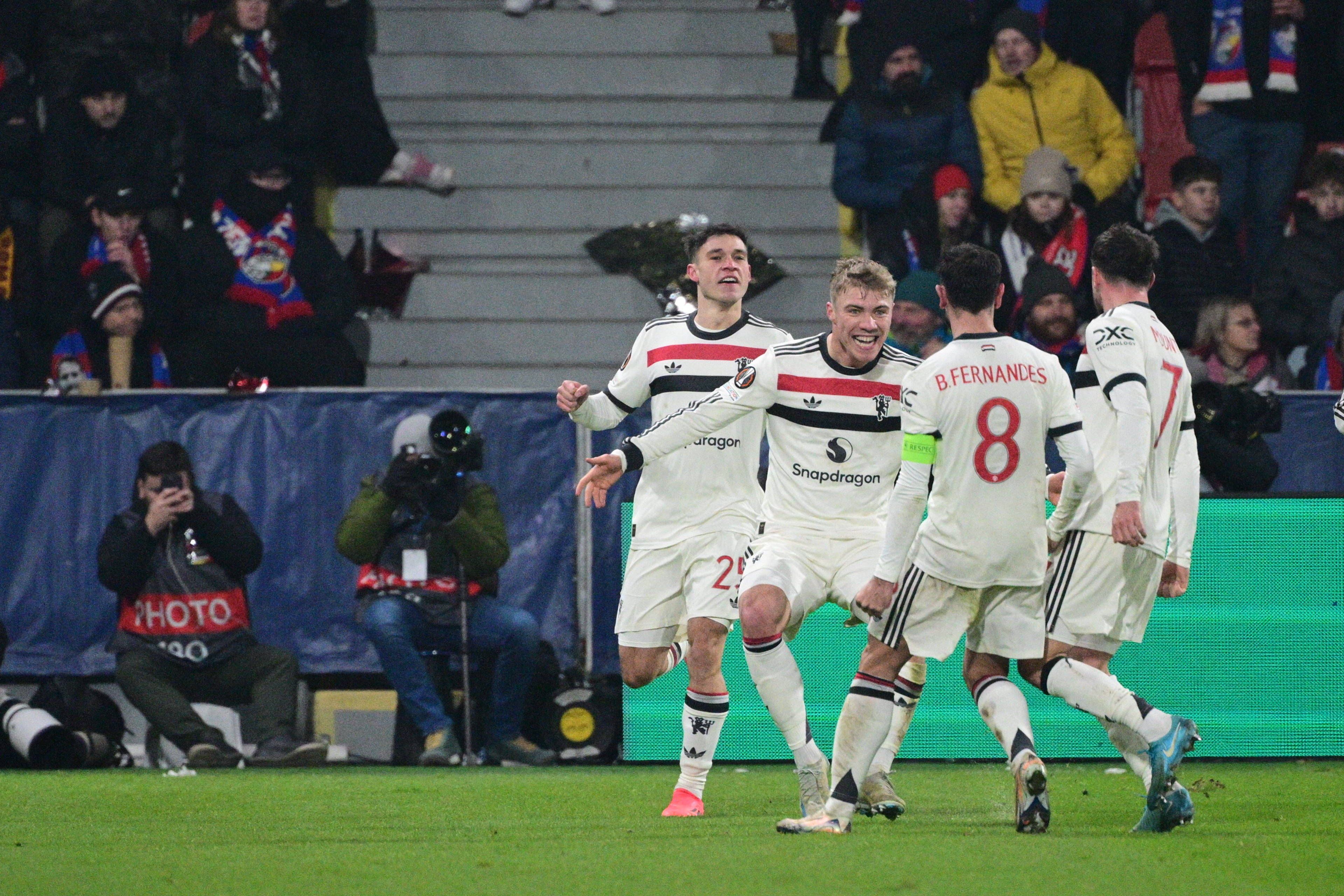 Man. United dá a volta e bate Viktoria Plzen graças ao bis do substituto Hojlund