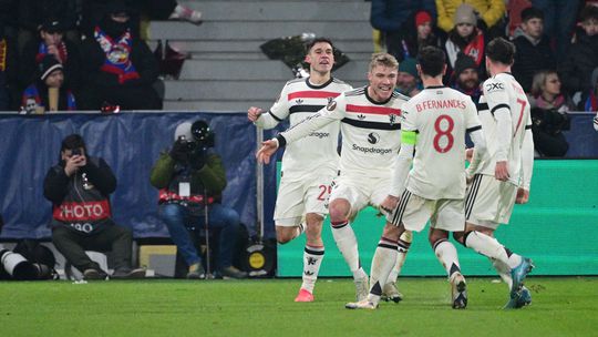 Man. United dá a volta e bate Viktoria Plzen graças ao bis do substituto Hojlund