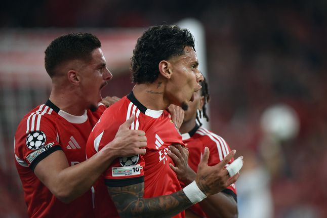 Ivanovic e Ríos, avançado e médio do Benfica - Foto Miguel Nunes