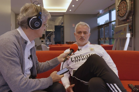 José Mourinho a ser entrevistado para a Benfica FM - Foto SL Benfica