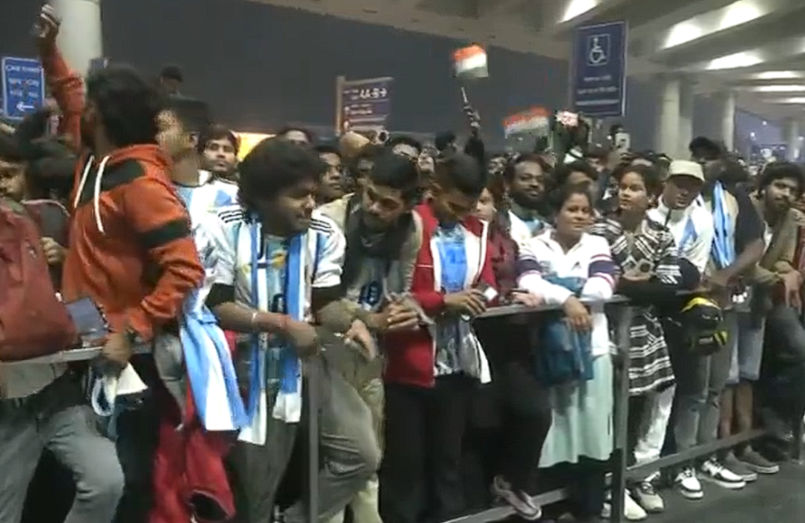 Milhares de pessoas aguardaram pela chegada de Messi no aeroporto de Calcutá