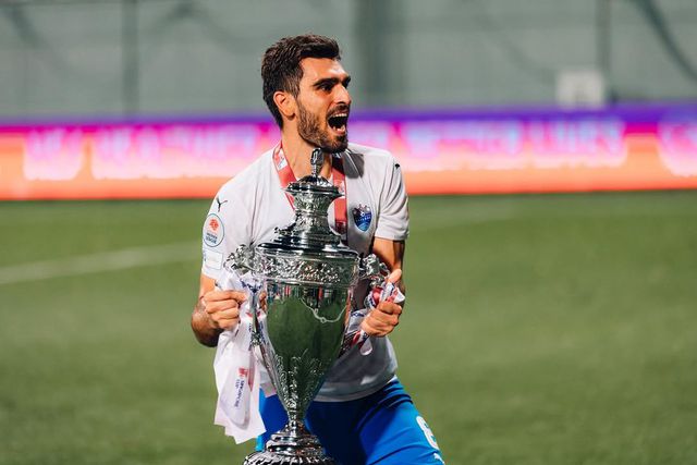Rui Pires com a Taça de Singapura, ganha em 2025 (Rui Pires - Instagram)
