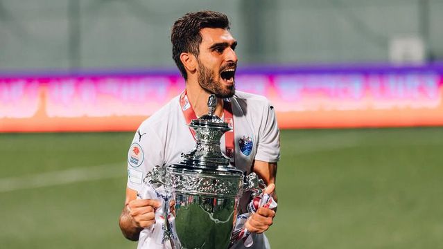 Rui Pires com a Taça de Singapura, ganha em 2025 (Rui Pires - Instagram)
