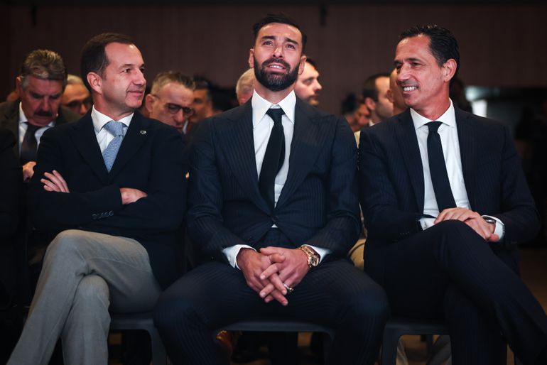 Rui Patrício, homenageado na Cidade do Futebol por ocasião do final de carreira, sentado ao lado de Pedro Proença, presidente da FPF, e de Frederico Varandas, líder do Sporting. 12 de dezembro de 2025. RODRIGO ANTUNES/LUSA