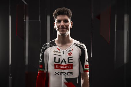 João Almeida estreou o equipamento da UAE Emirates para 2026 (Ulysse Daessle)