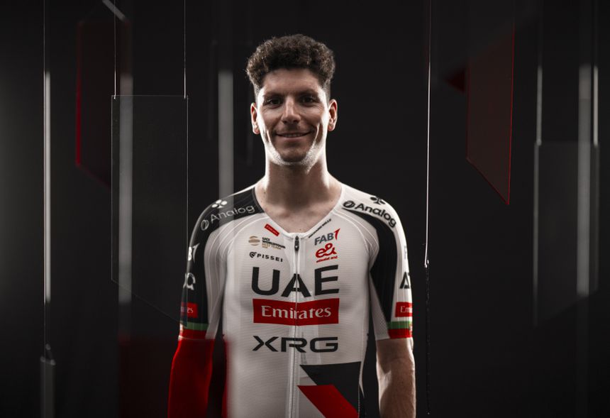 João Almeida estreou o equipamento da UAE Emirates para 2026 (Ulysse Daessle)