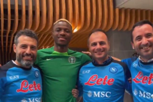 Fãs do Nápoles viajam mais de 4000km para apoiarem Osimhen (vídeo)