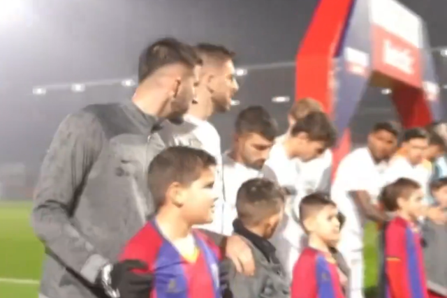 Jogadores do Sporting protegeram crianças da chuva e do frio (vídeo)