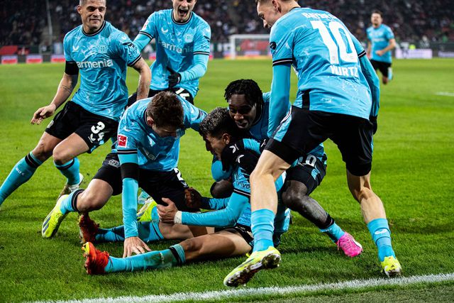 Bundesliga: Leverkusen treme, mas não cai, graças a assistência de Grimaldo